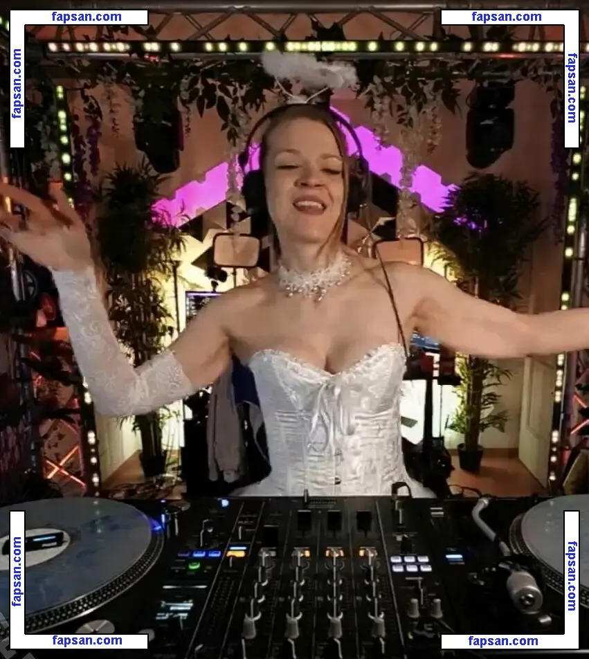 Sintica nude photo #0040 from OnlyFans