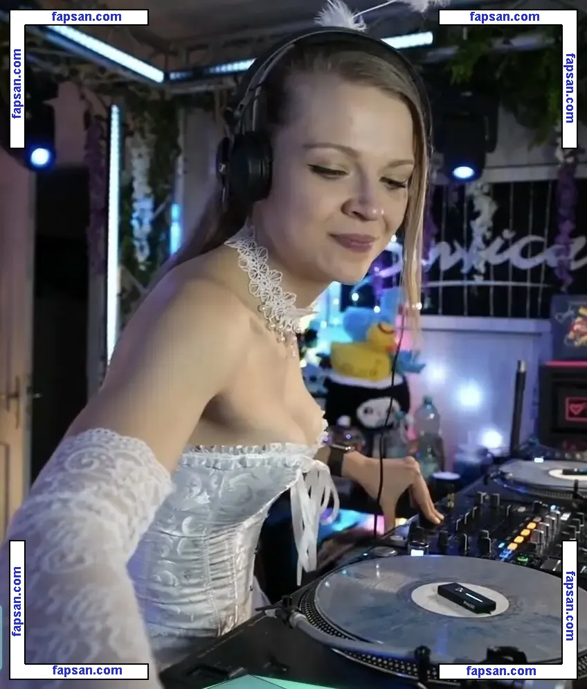 Sintica nude photo #0041 from OnlyFans