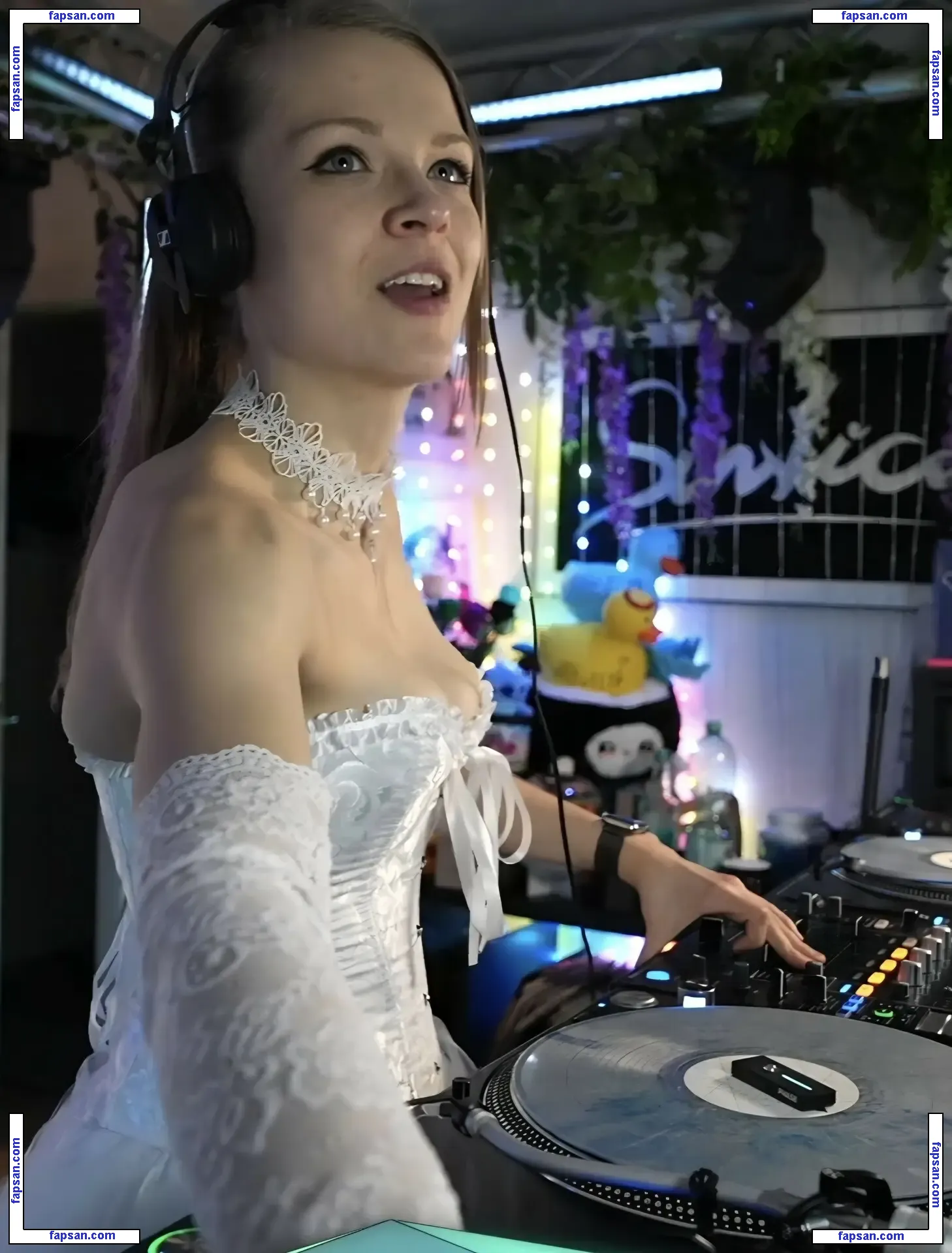 Sintica nude photo #0042 from OnlyFans