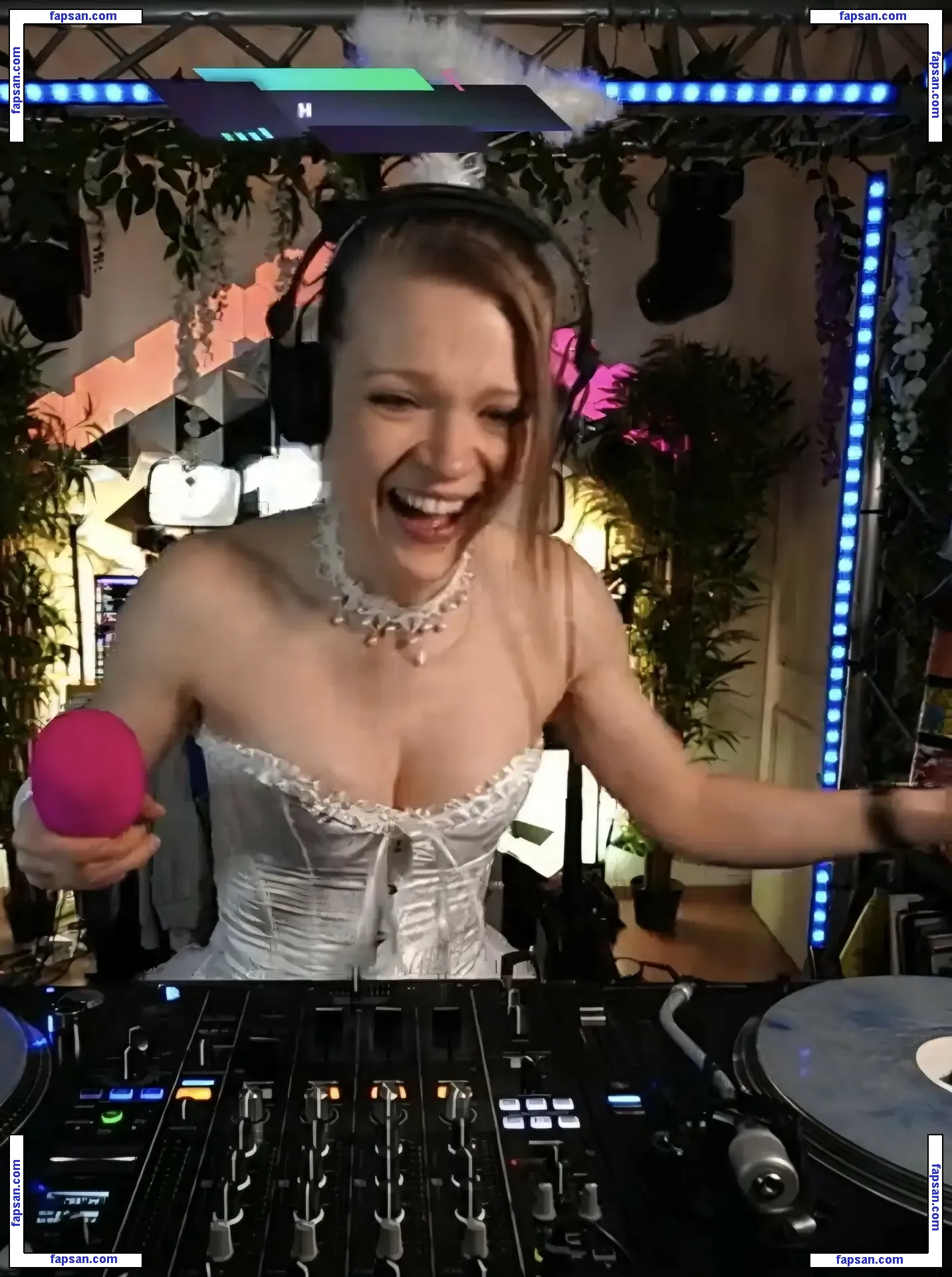 Sintica nude photo #0044 from OnlyFans