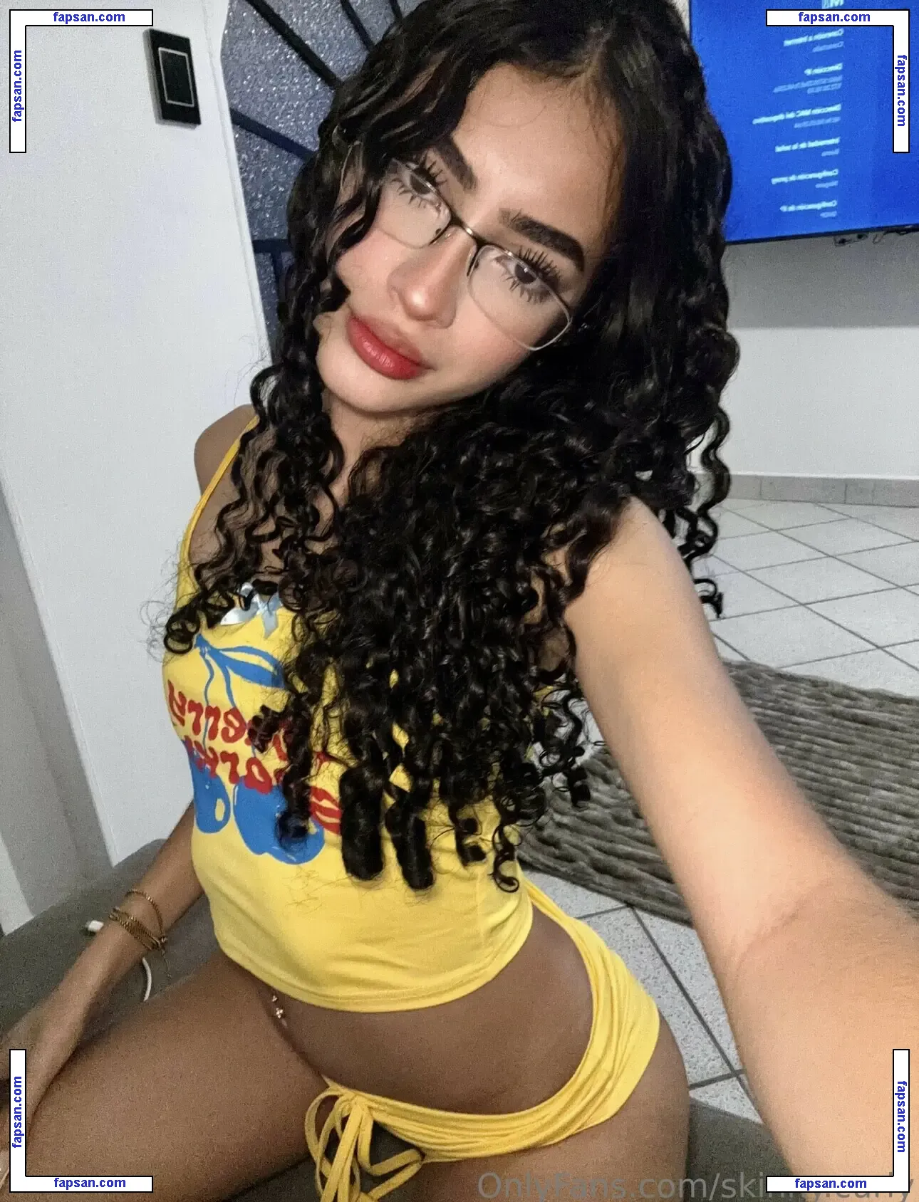 Skinnycurly nude photo #0002 from OnlyFans