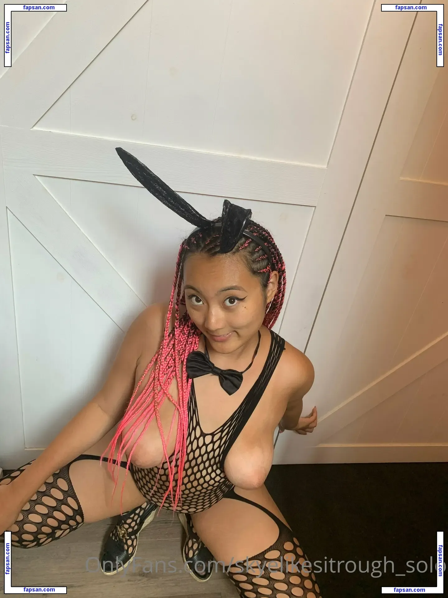 skyelikesitrough_solo nude photo #0003 from OnlyFans