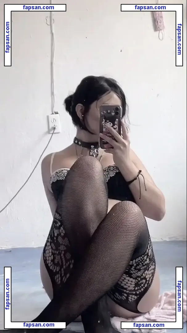 Slythye nude photo #0002 from OnlyFans