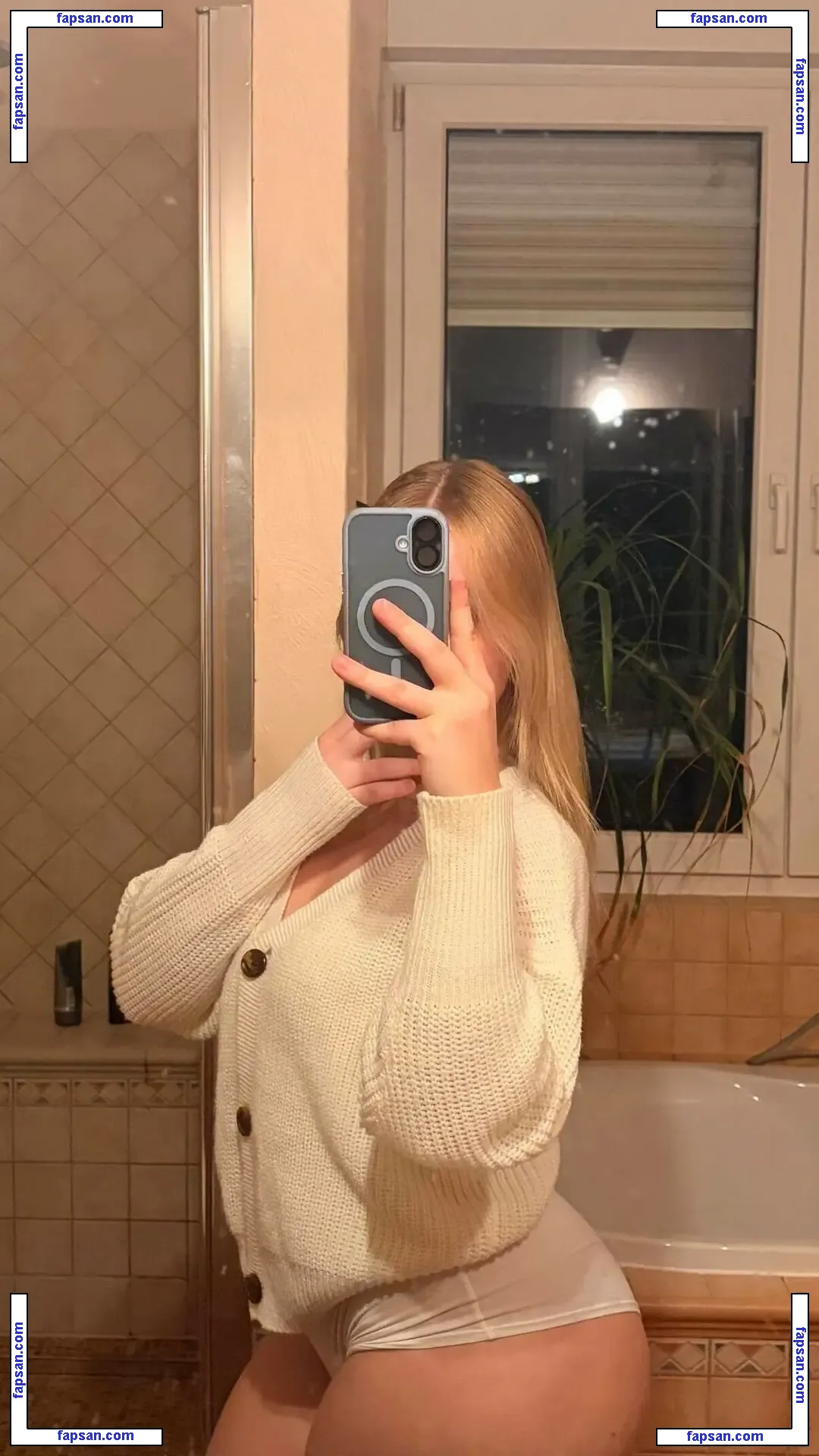 sophie.mzt nude photo #0018 from OnlyFans