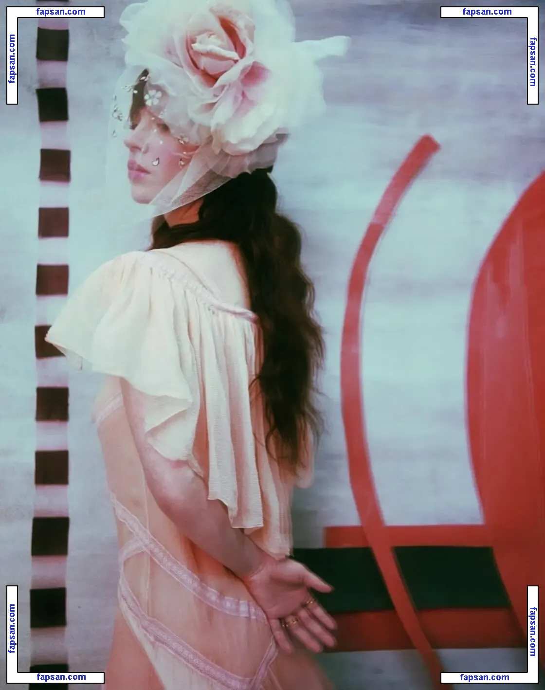 Sophie Thatcher голая фото #0374 с Онлифанс