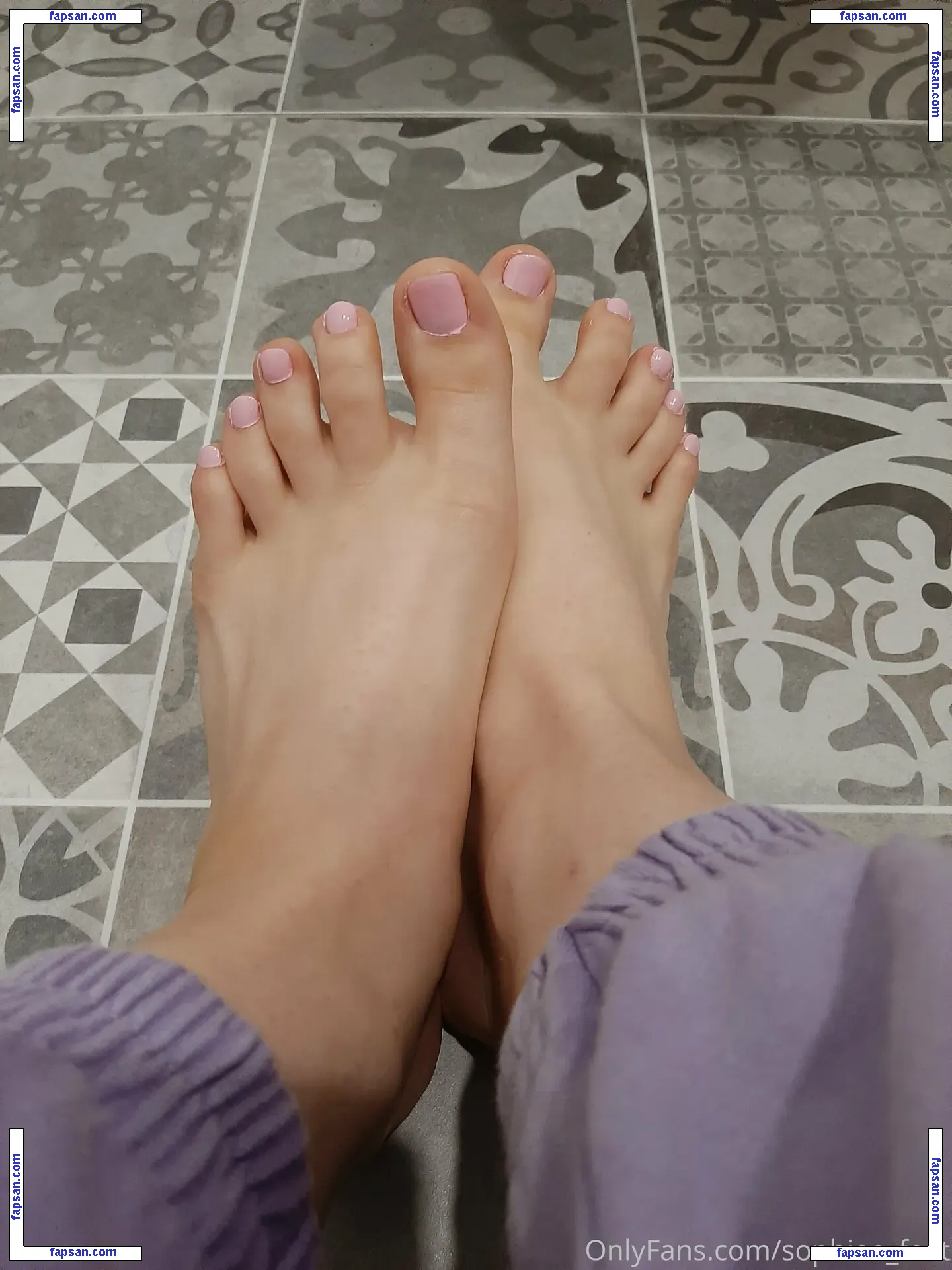 sophiee_feet nude photo #0004 from OnlyFans