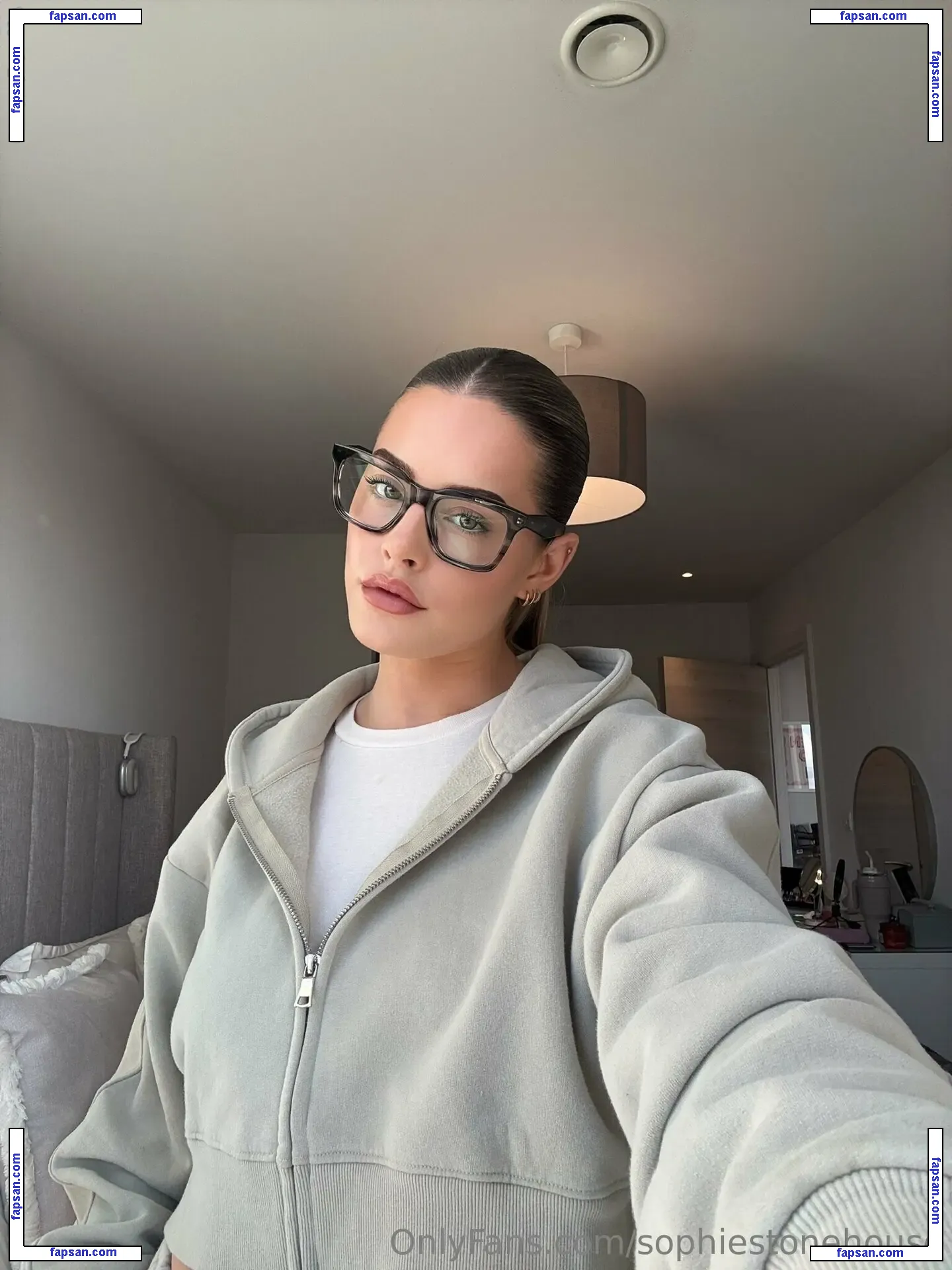sophiestonehouse nude photo #0016 from OnlyFans