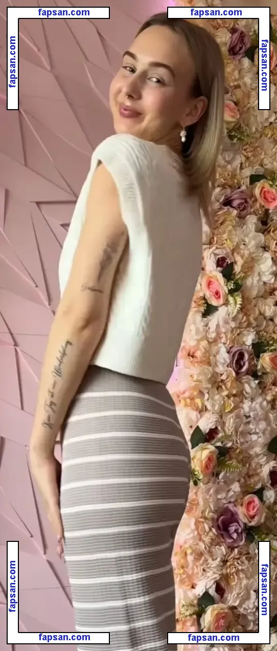 sophiexelisabeth nude photo #0004 from OnlyFans