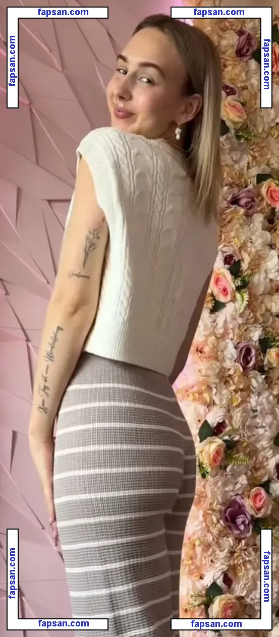 sophiexelisabeth nude photo #0007 from OnlyFans