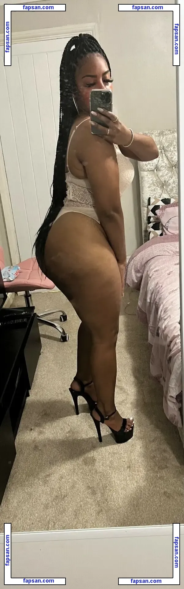 Stargirlsarah19x nude photo #0005 from OnlyFans