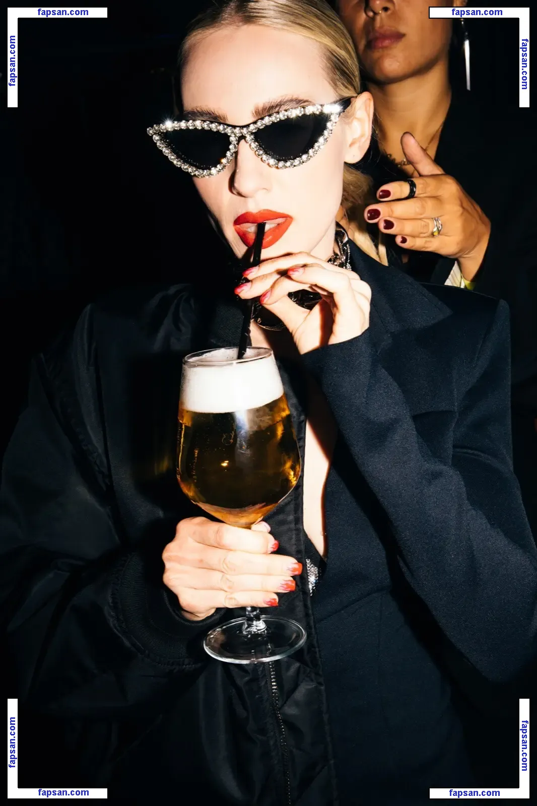 Stella Bossi голая фото #0010 с Онлифанс