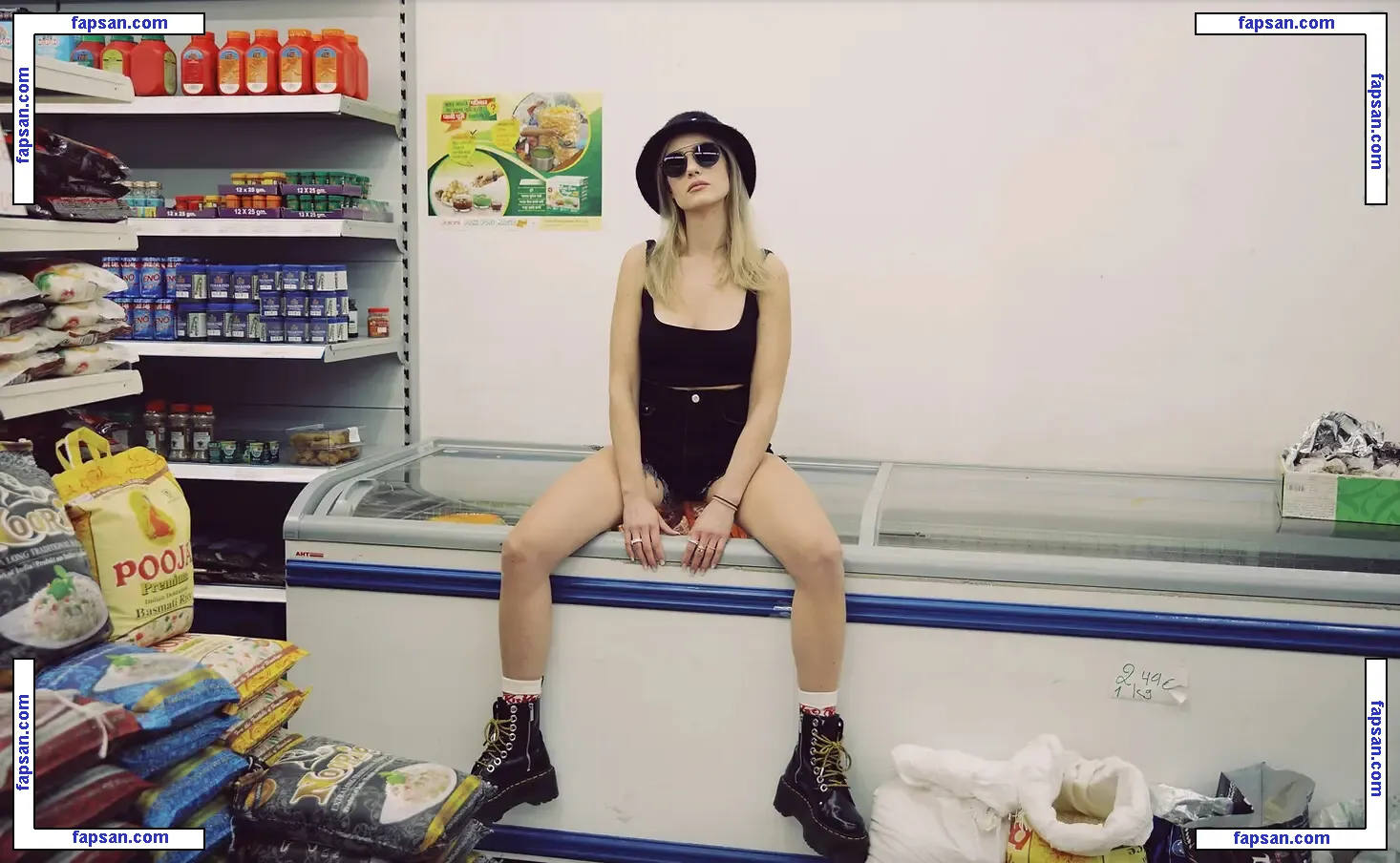 Stella Bossi голая фото #0013 с Онлифанс