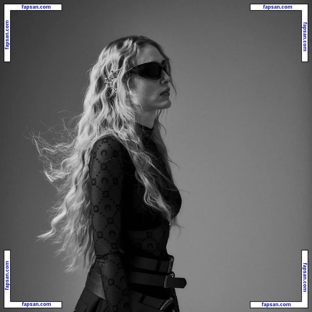 Stella Bossi голая фото #0017 с Онлифанс