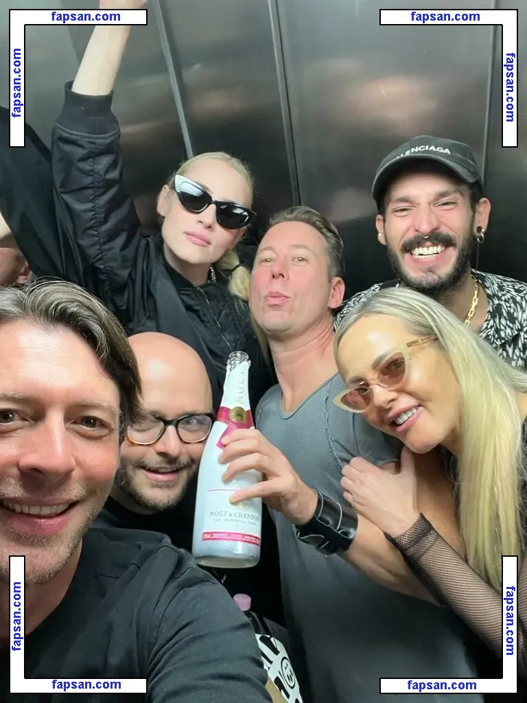 Stella Bossi голая фото #0019 с Онлифанс