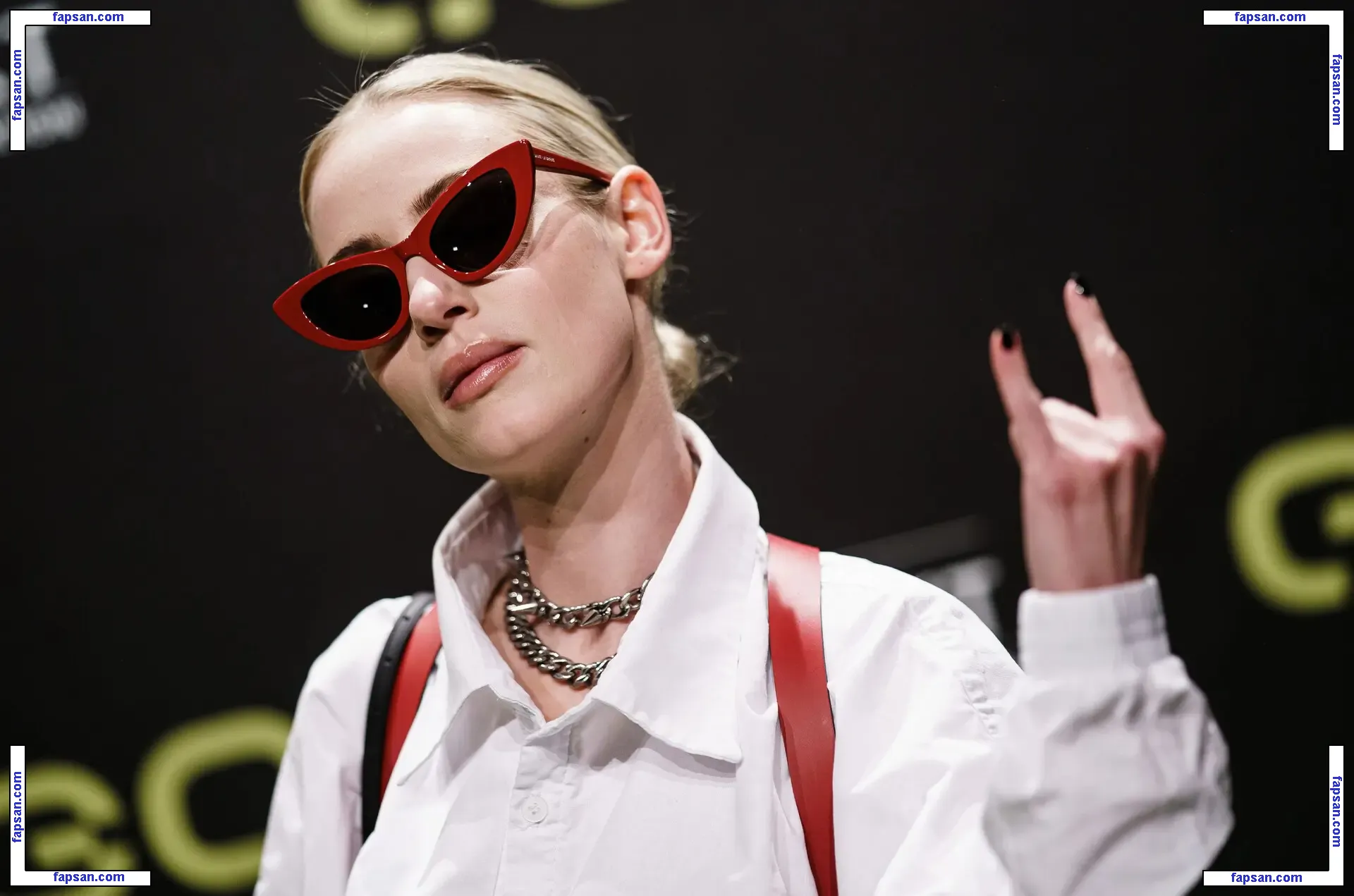 Stella Bossi голая фото #0021 с Онлифанс