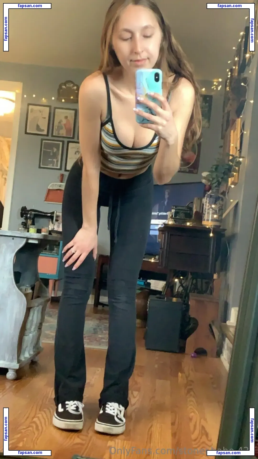 stoner.babe.420 nude photo #0004 from OnlyFans