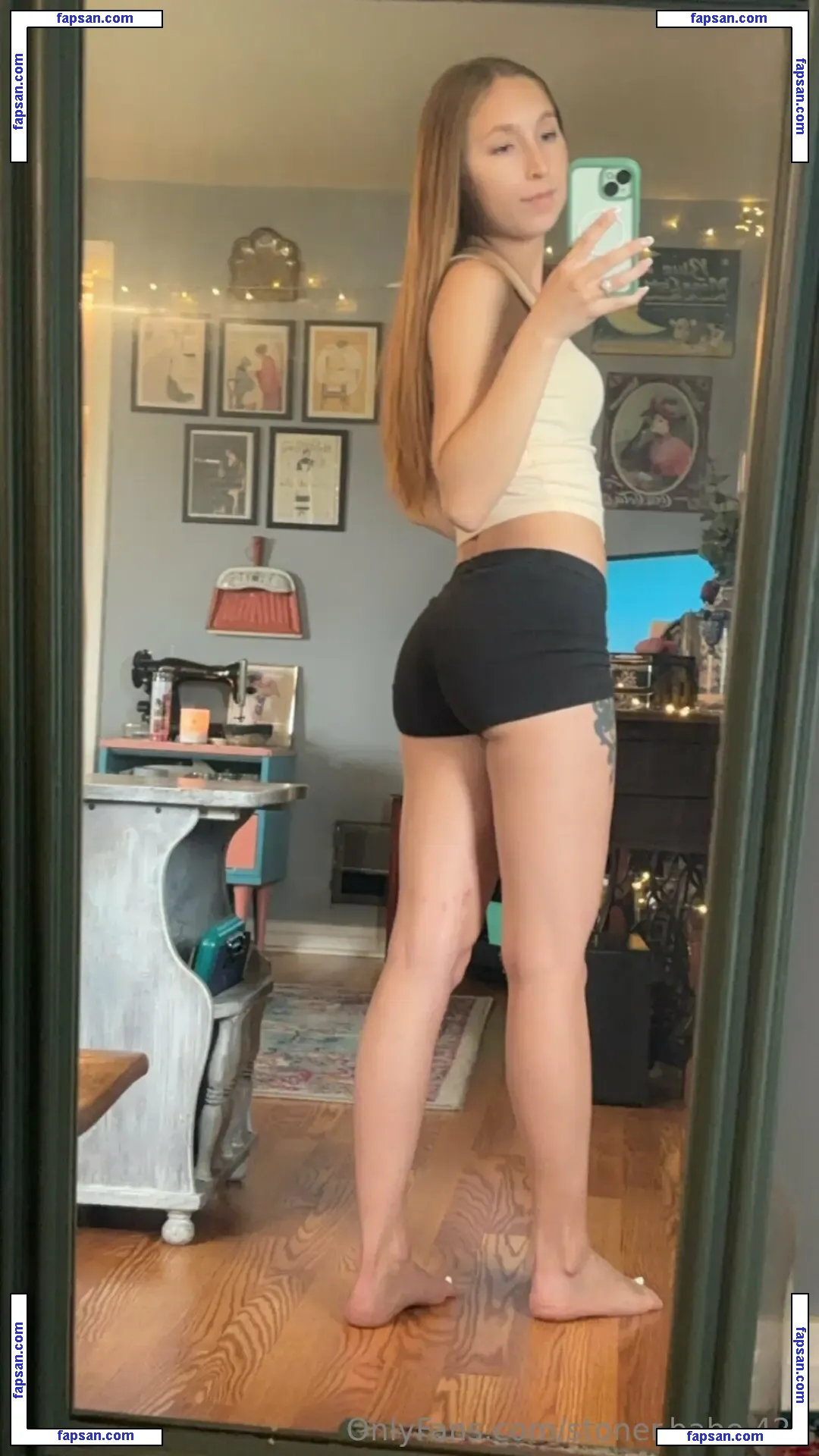 stoner.babe.420 nude photo #0010 from OnlyFans