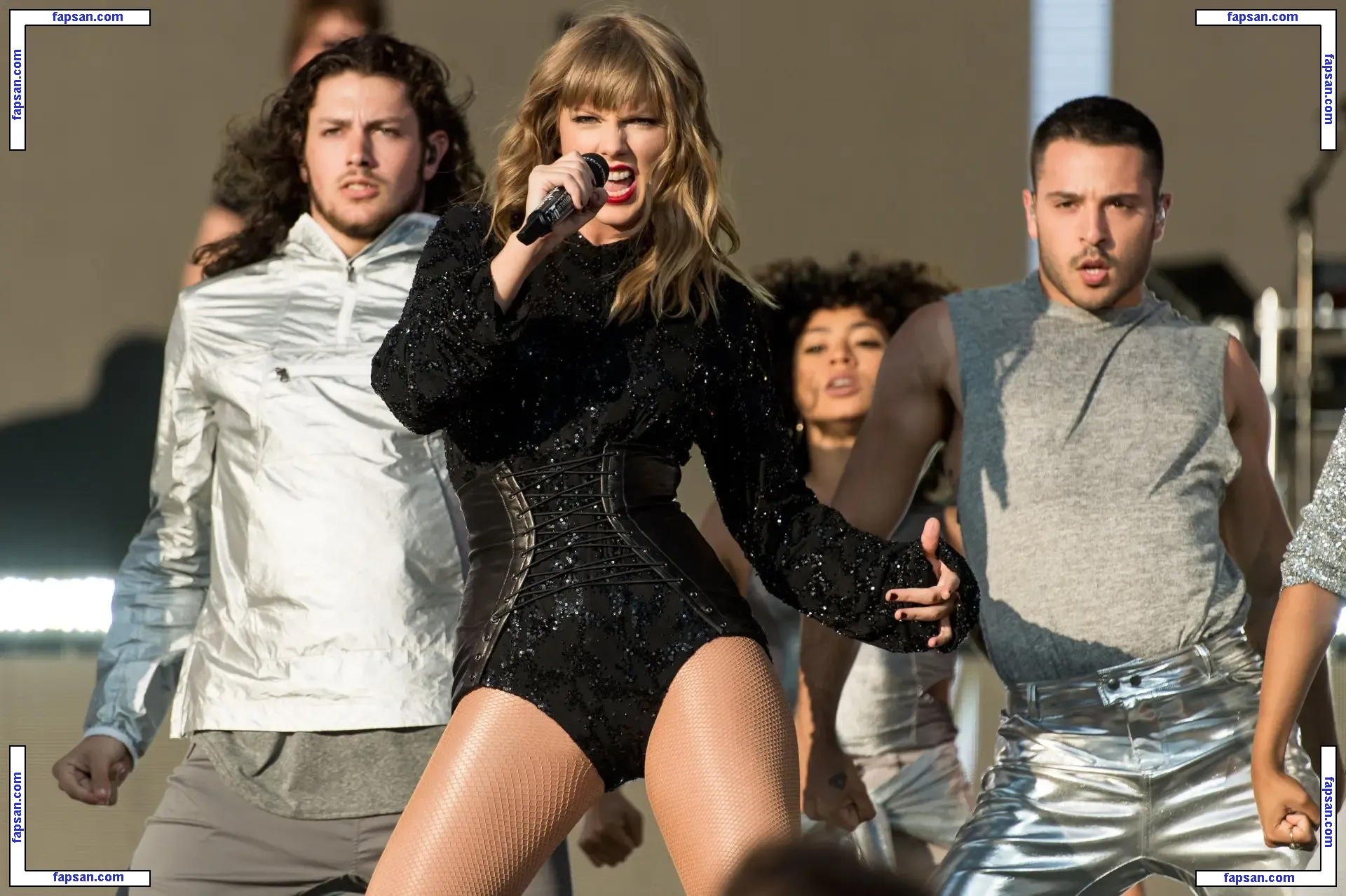 Taylor Swift голая фото #0333 с Онлифанс