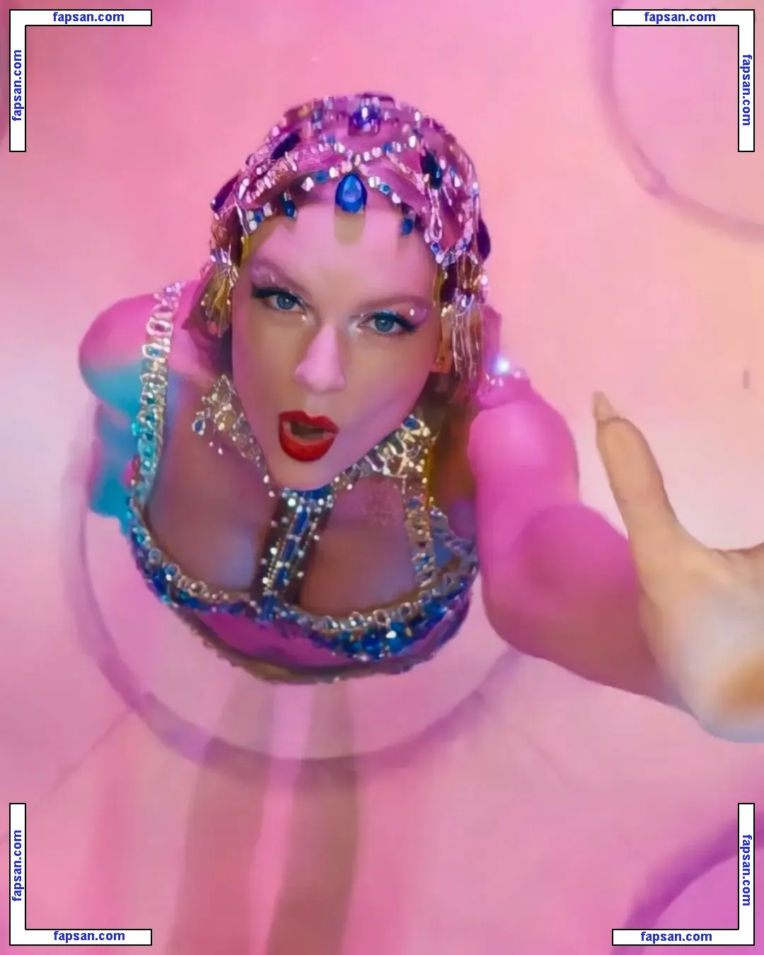 Taylor Swift nude photo #2259 from OnlyFans