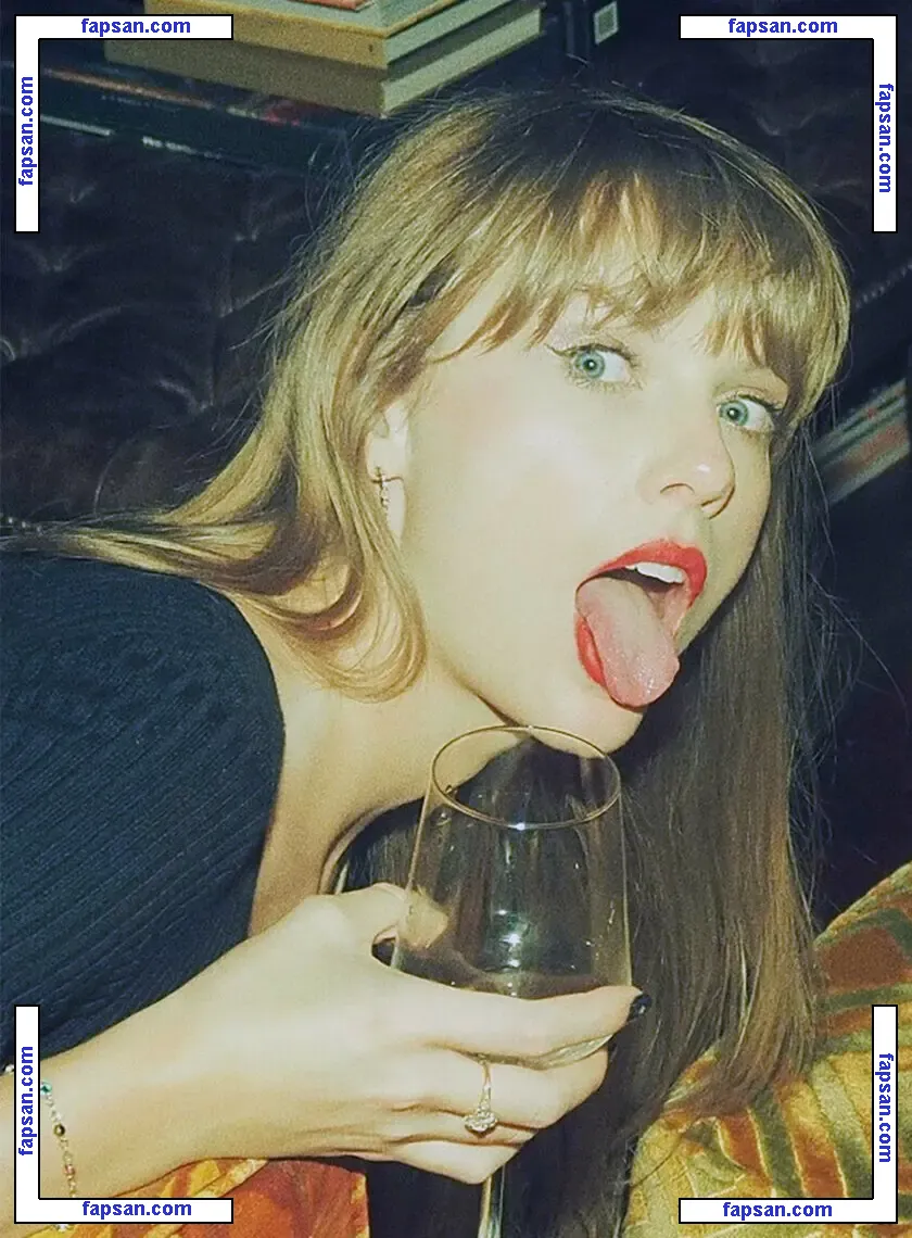 Taylor Swift nude photo #2310 from OnlyFans