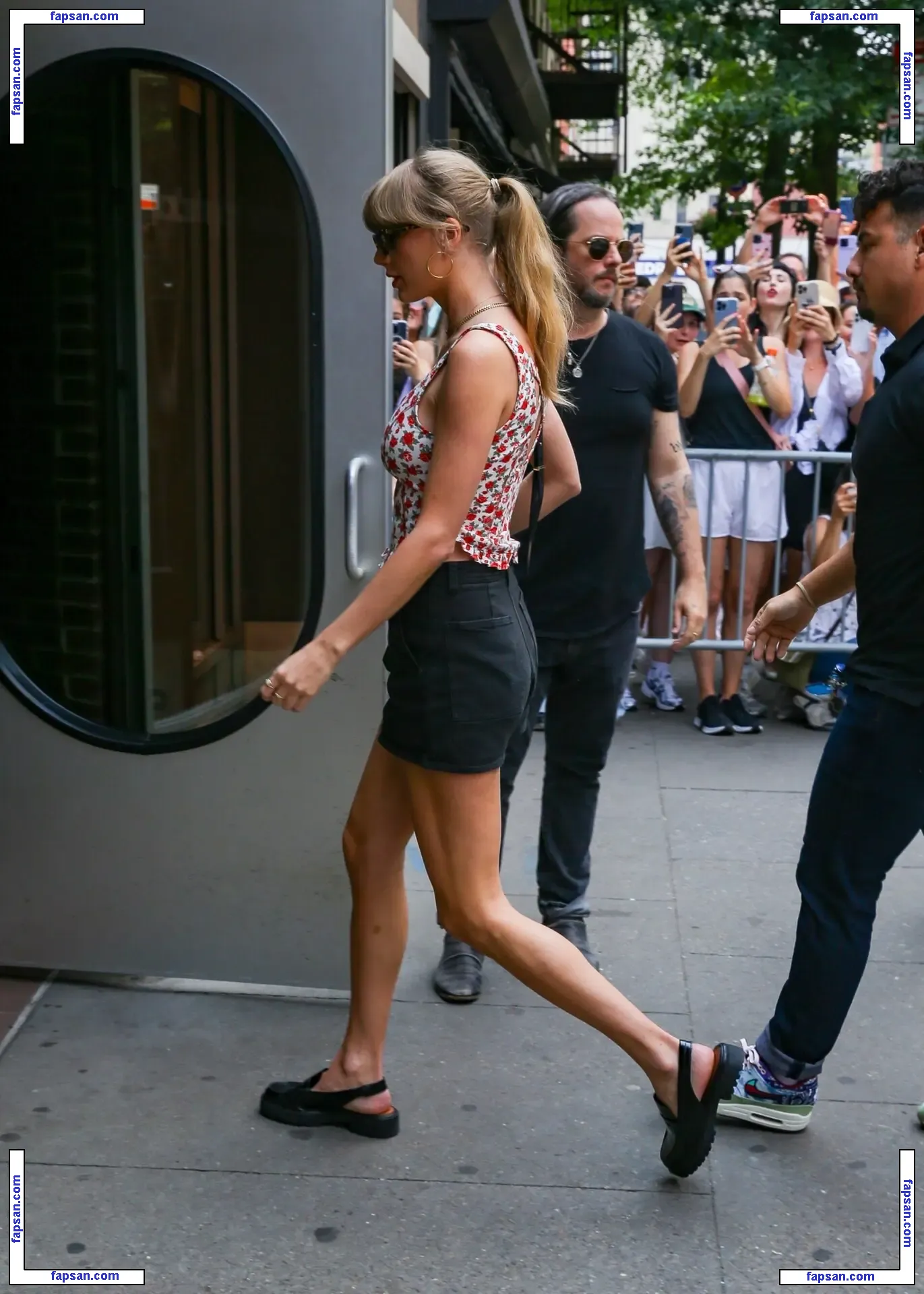 Taylor Swift nude photo #3499 from OnlyFans