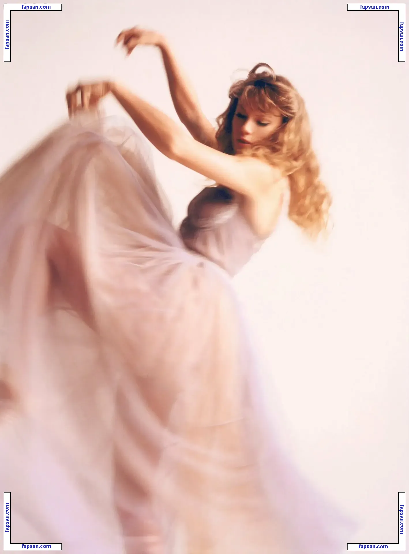 Taylor Swift nude photo #3708 from OnlyFans