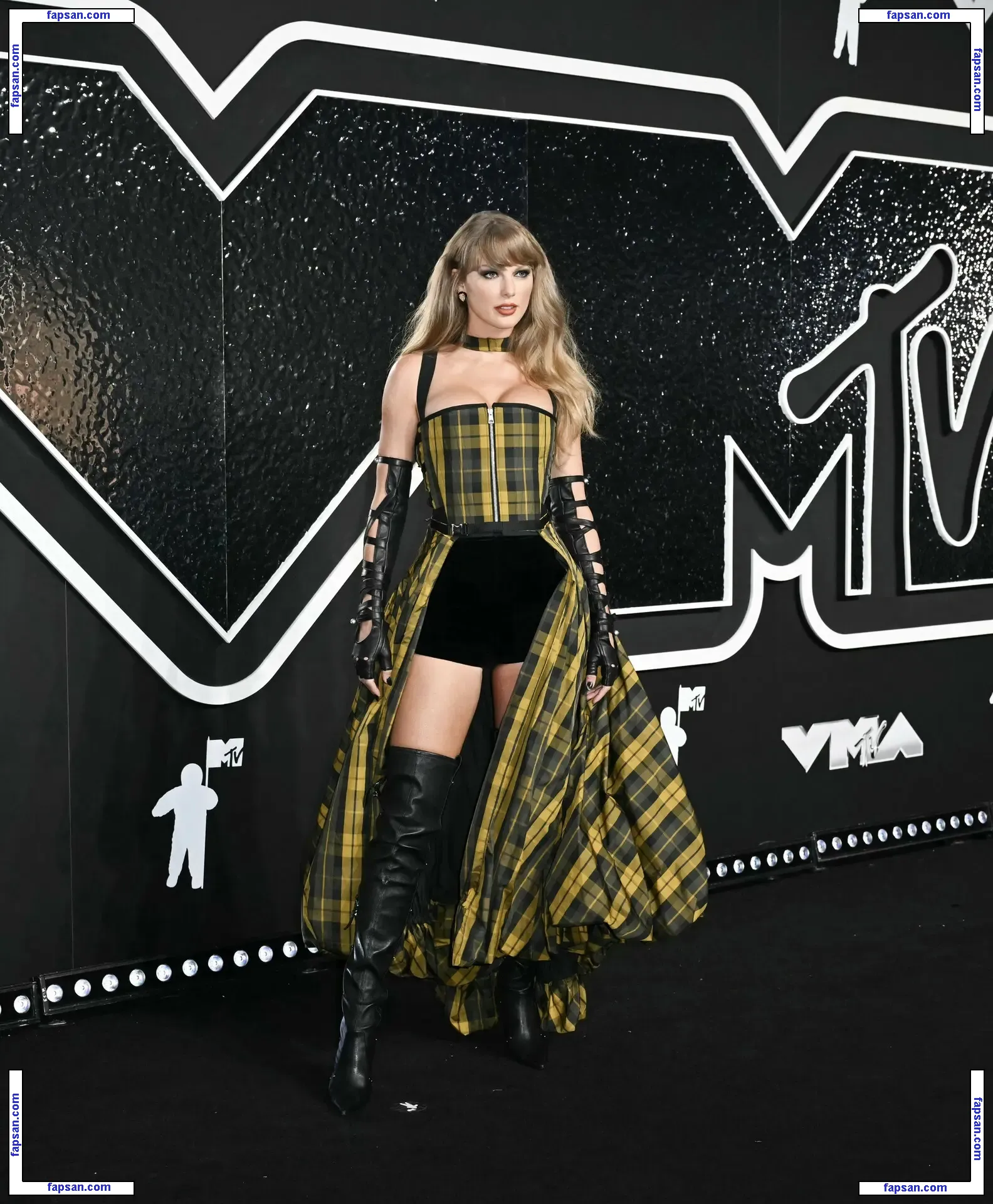 Taylor Swift nude photo #6078 from OnlyFans
