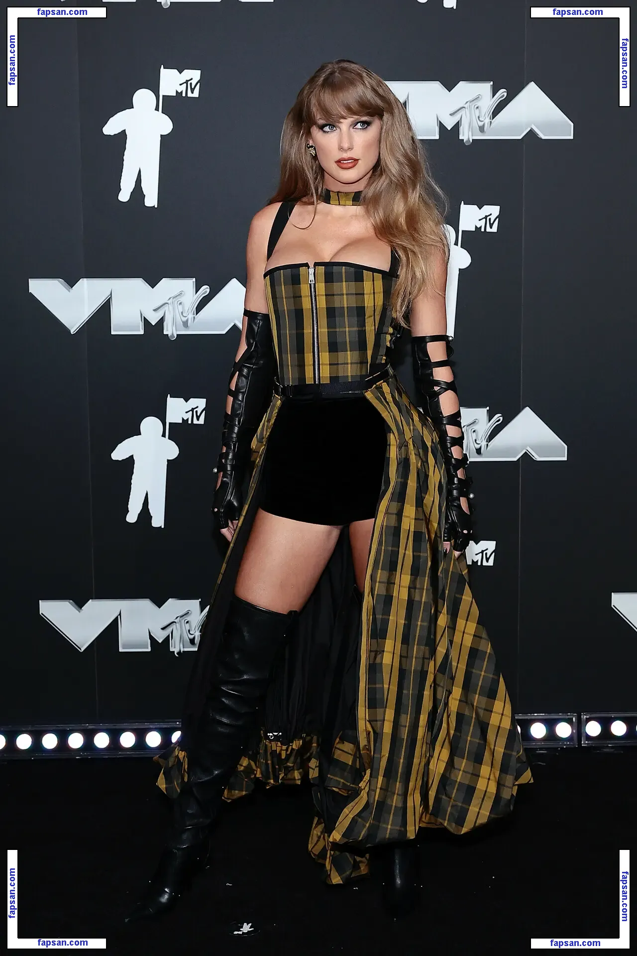 Taylor Swift nude photo #6079 from OnlyFans