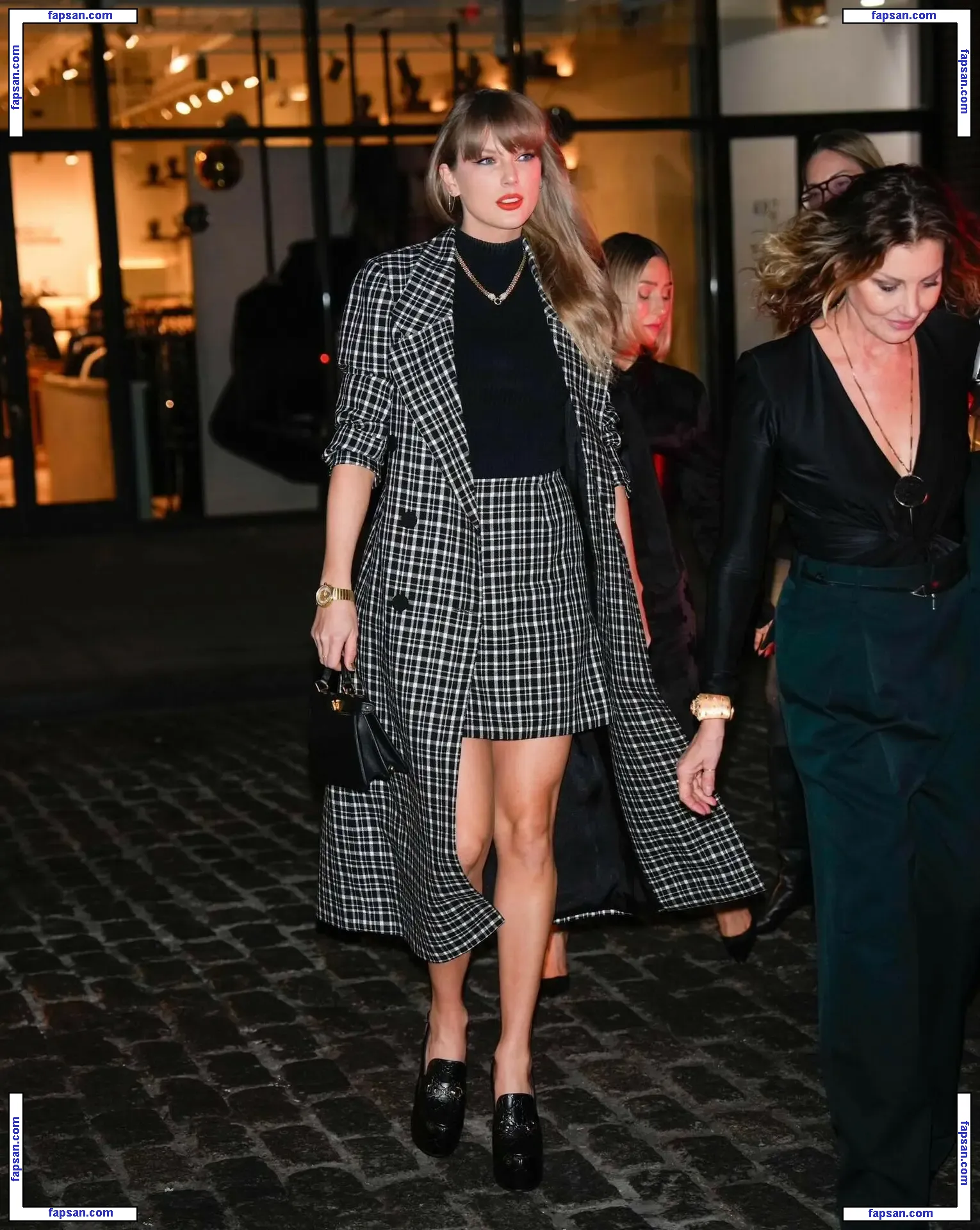 Taylor Swift nude photo #6135 from OnlyFans