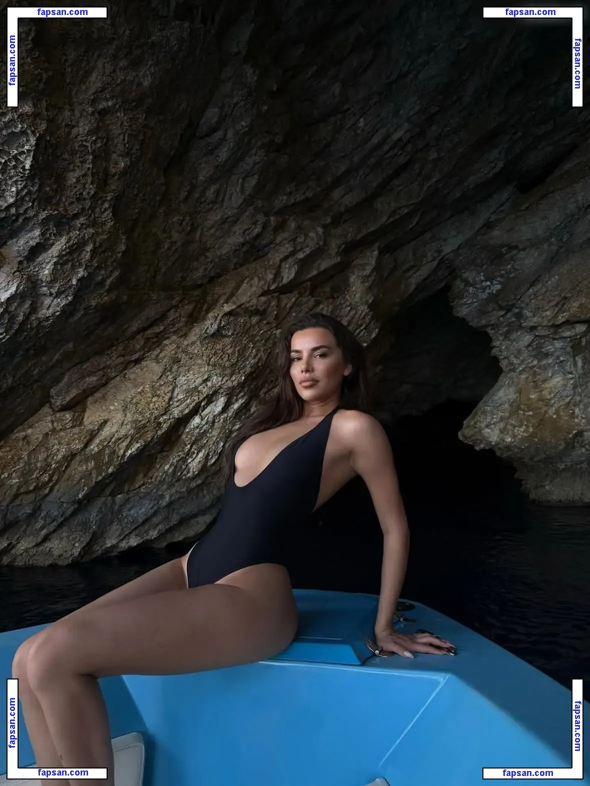 Tayna nude photo #0034 from OnlyFans