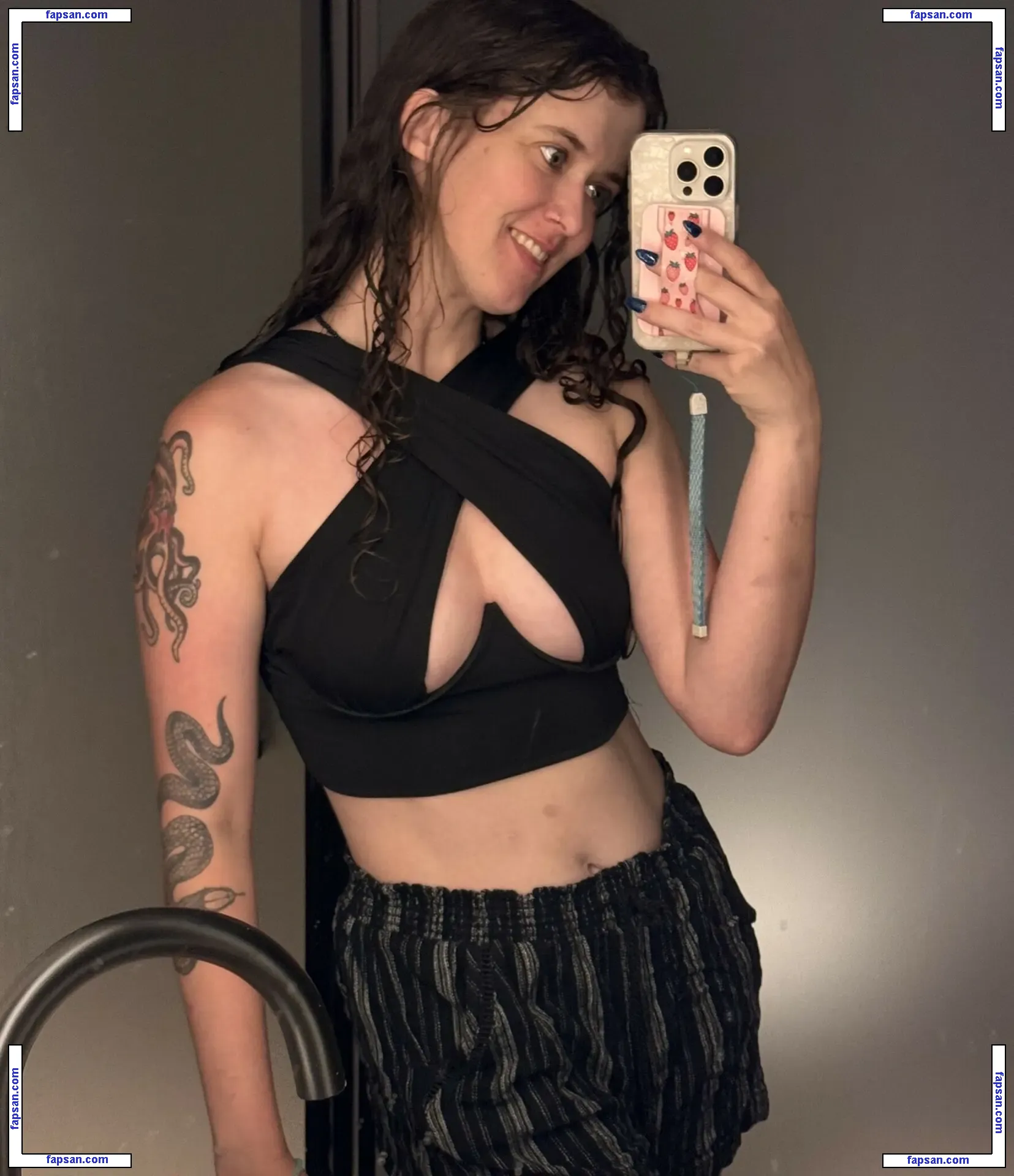 Tunnelsnakesfool nude photo #0005 from OnlyFans