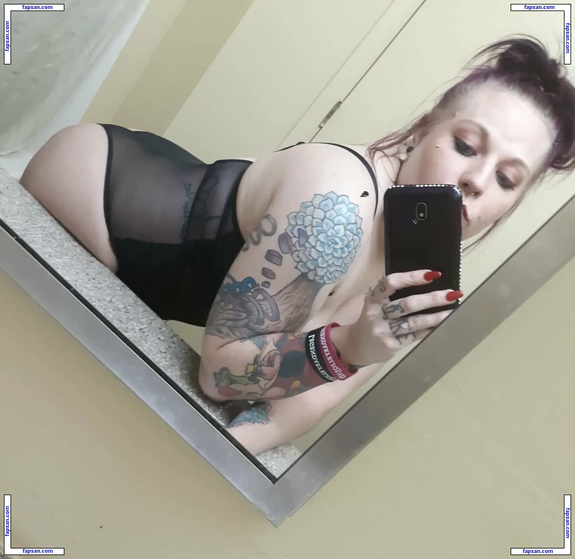 u18065922 nude photo #0001 from OnlyFans