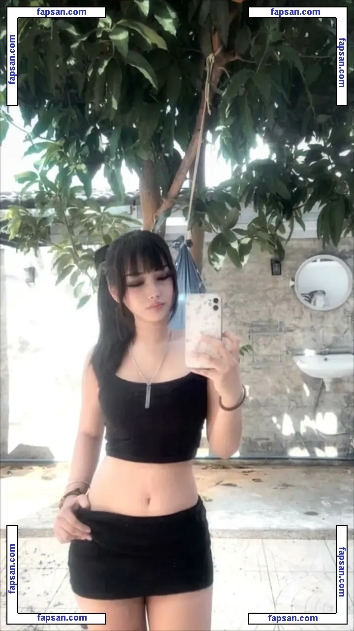 Urannie nude photo #0003 from OnlyFans