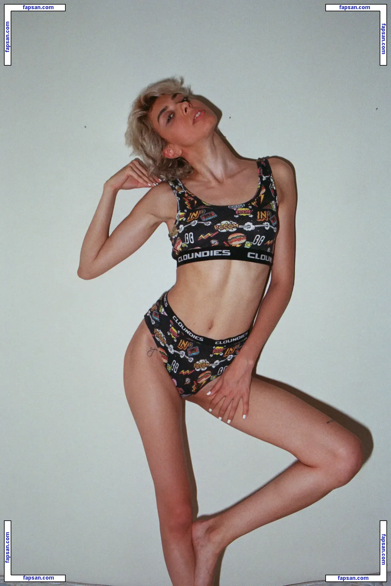 v3lourvix3n голая фото #0001 с Онлифанс