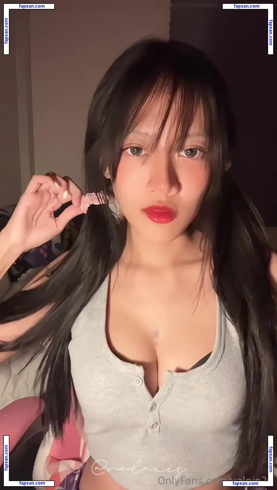 Valniez nude photo #0101 from OnlyFans