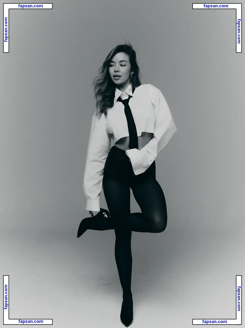 Vanessa Rojewska голая фото #0028 с Онлифанс