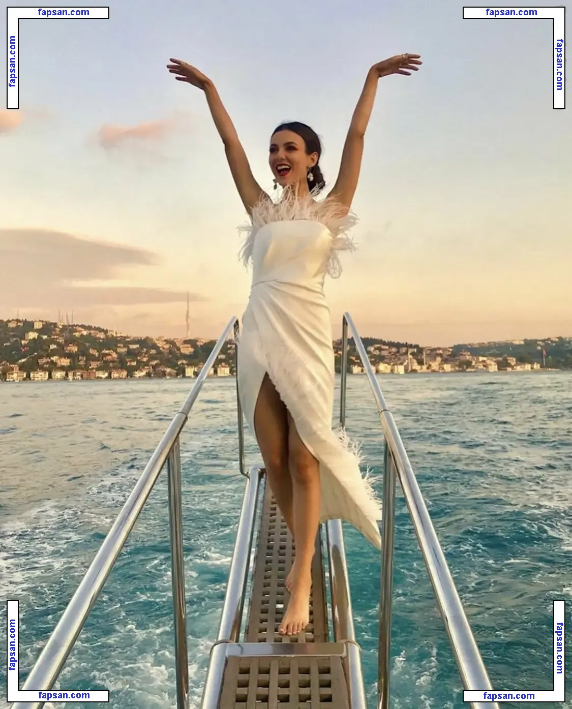 Victoria Justice голая фото #1594 с Онлифанс