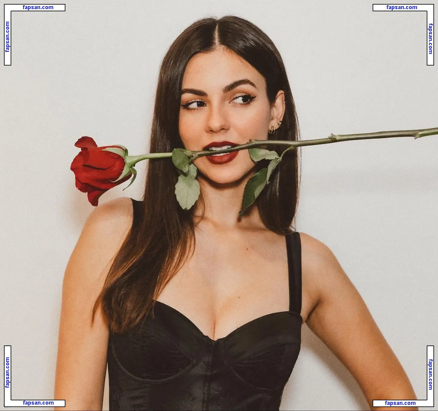 Victoria Justice голая фото #1673 с Онлифанс