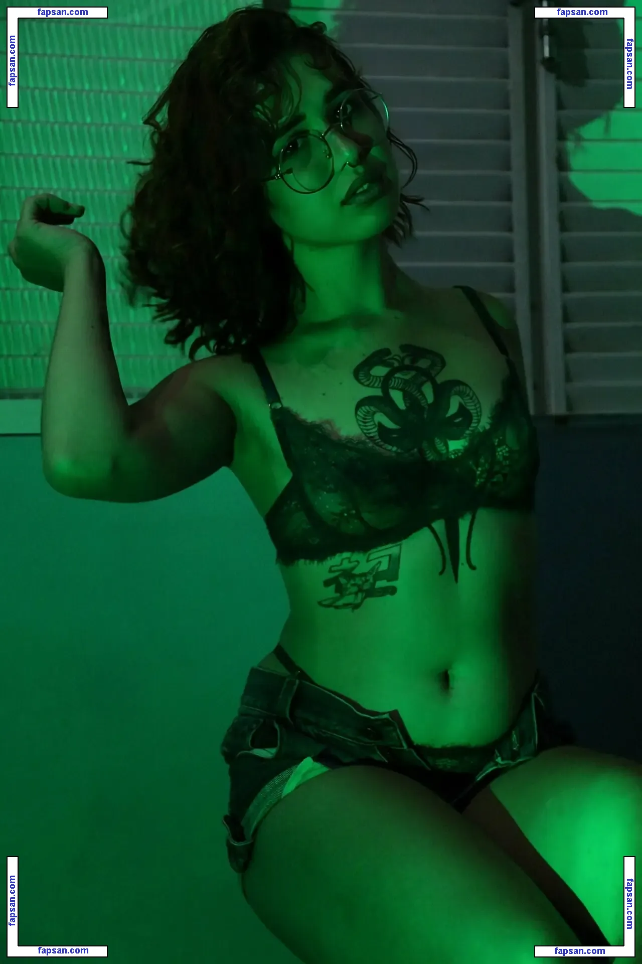 Von Poison голая фото #0004 с Онлифанс