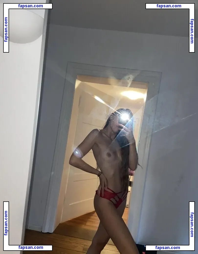 Vroni Sbrizzai nude photo #0003 from OnlyFans