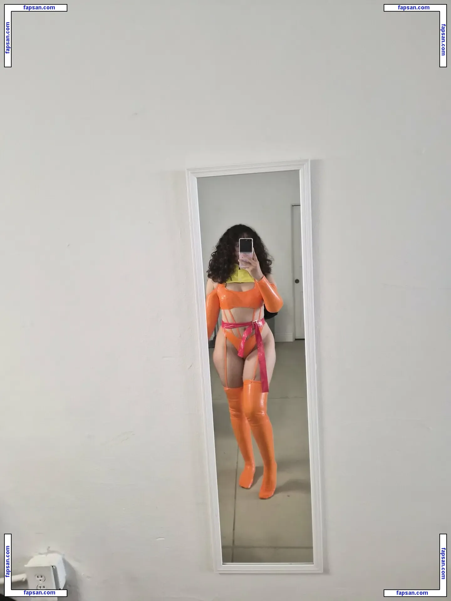 vrv0 голая фото #0022 с Онлифанс