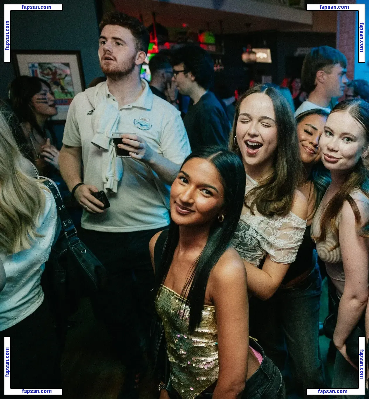 Whaletail Catches голая фото #0001 с Онлифанс