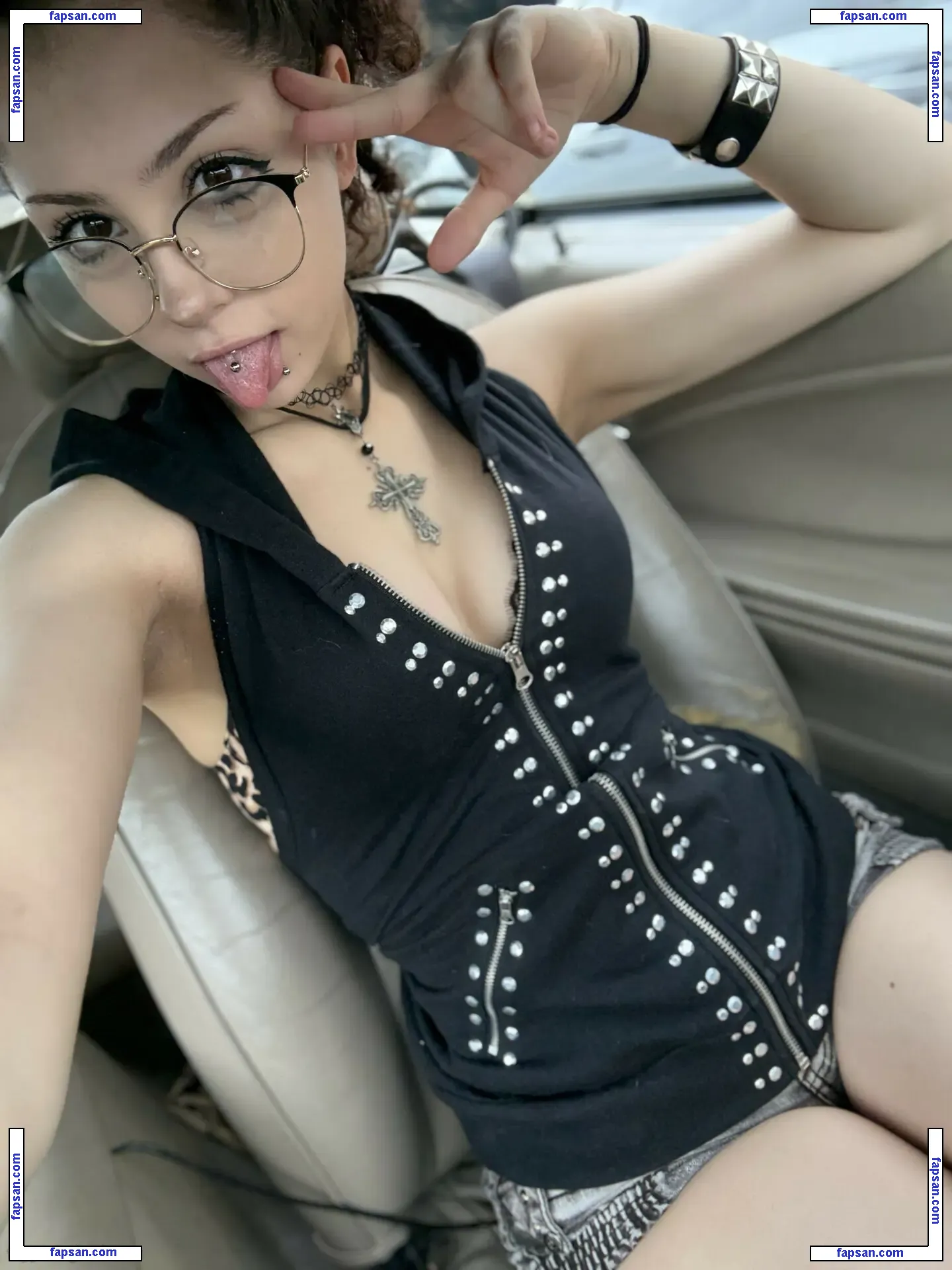 xenluvsmiku nude photo #0004 from OnlyFans
