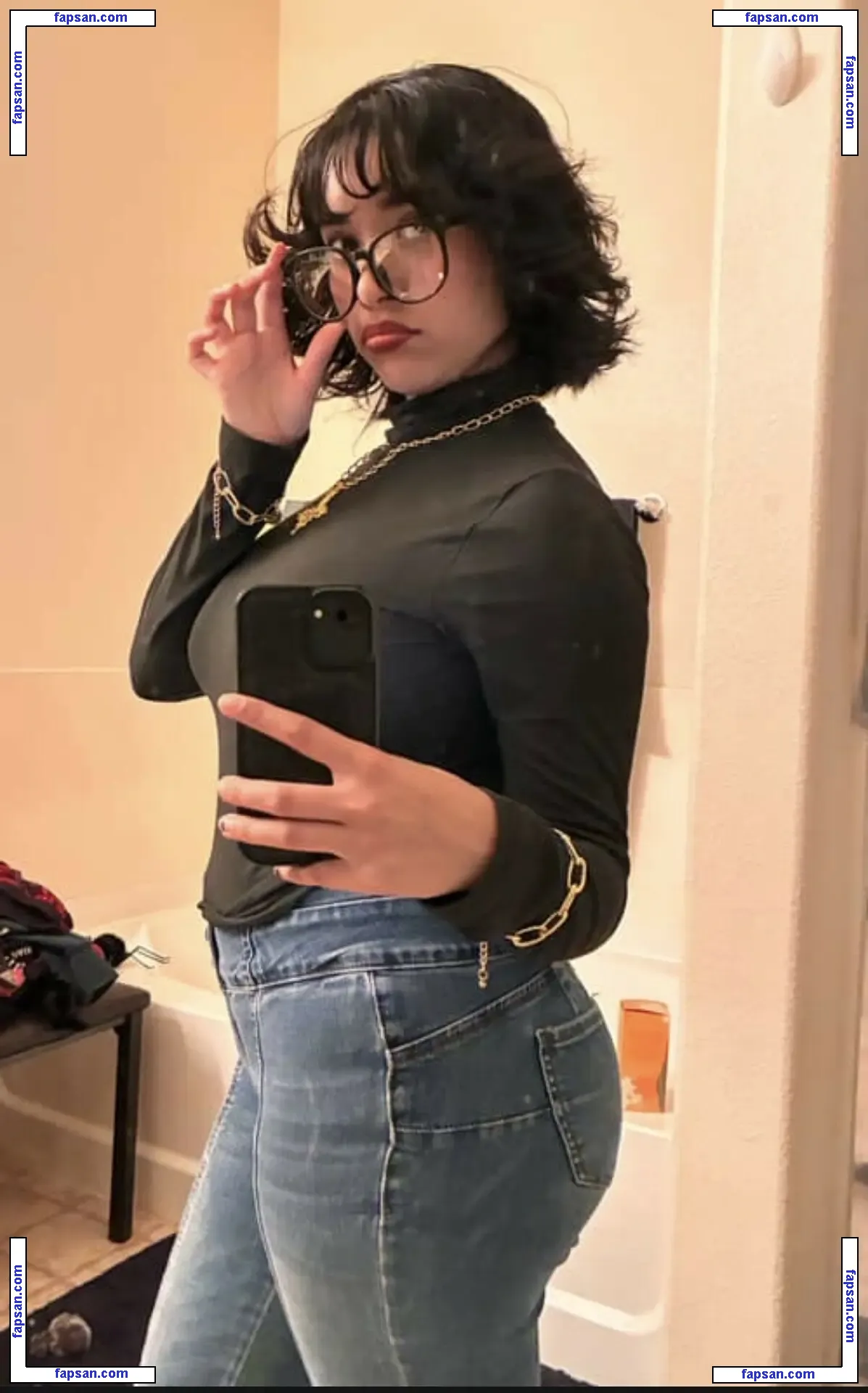 xx.midna nude photo #0026 from OnlyFans