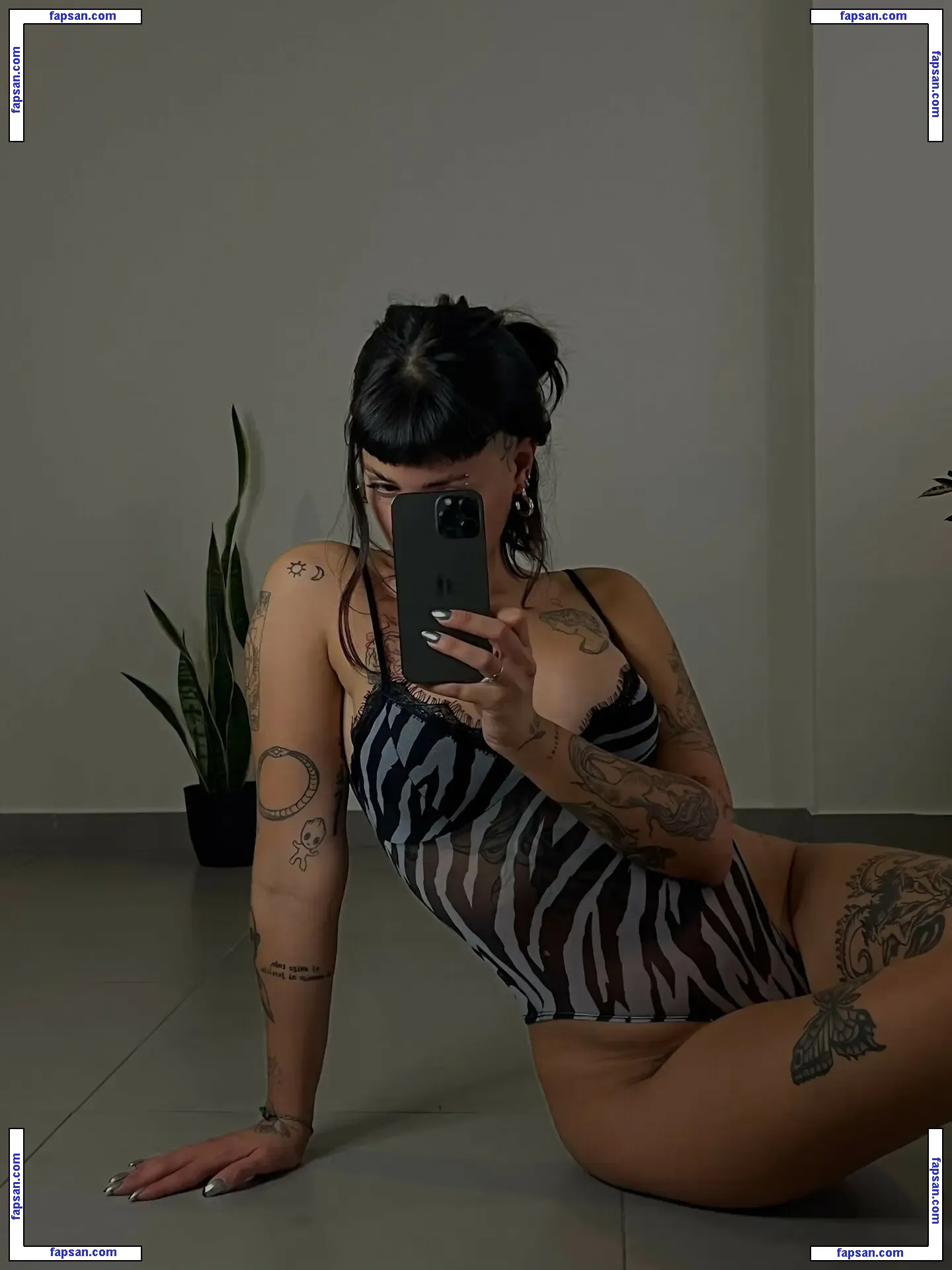 xyourmarimari nude photo #0039 from OnlyFans