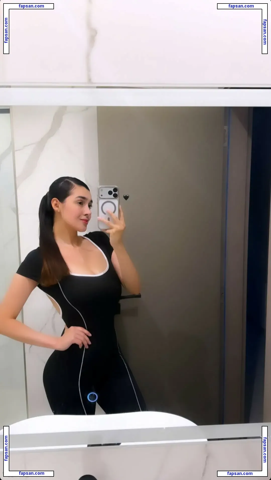 Yasi Alba nude photo #0023 from OnlyFans