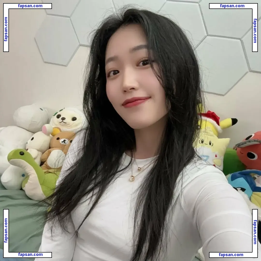 Yoojin nude photo #0009 from OnlyFans