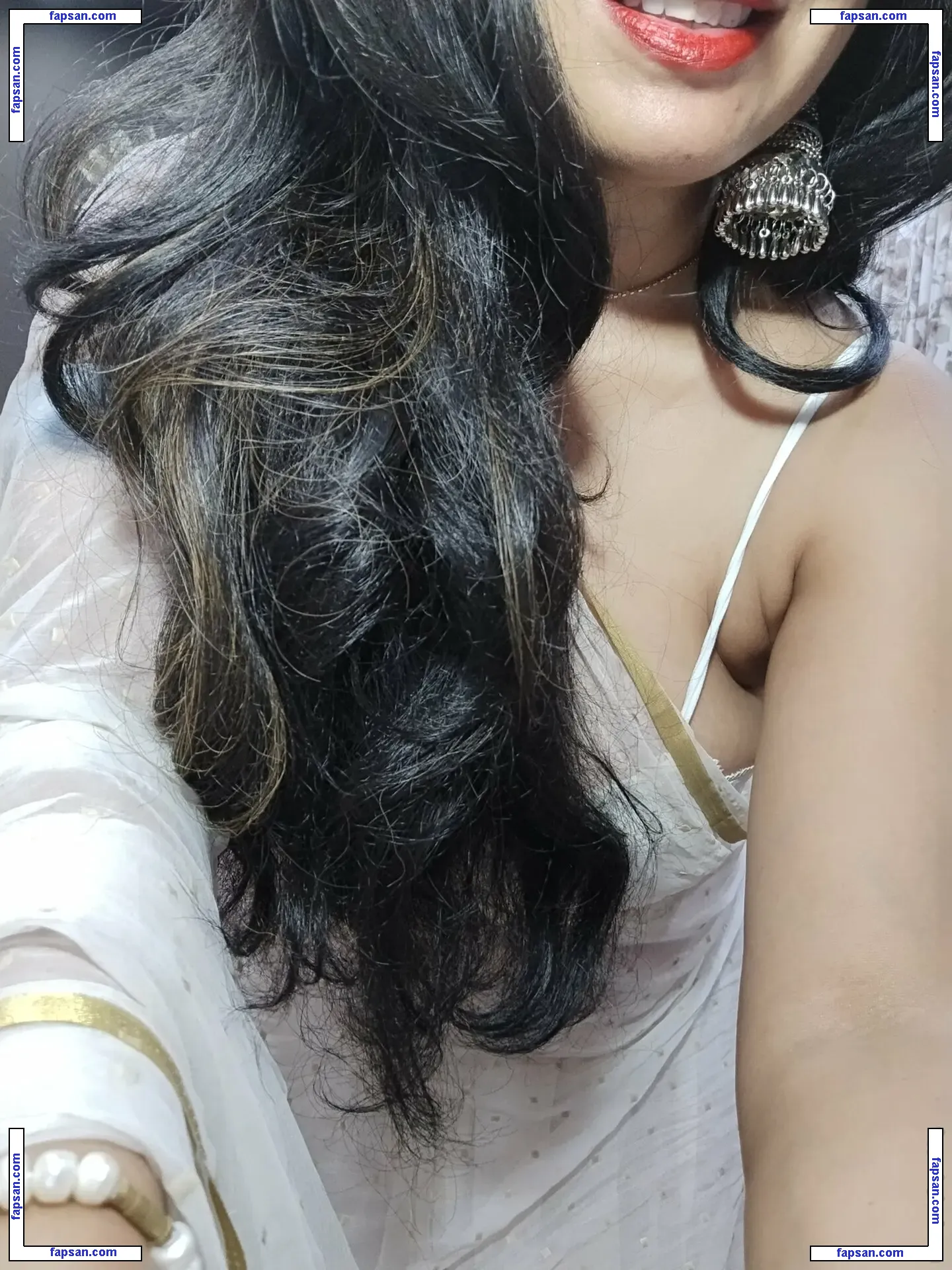 Yoursradhikacb nude photo #0002 from OnlyFans