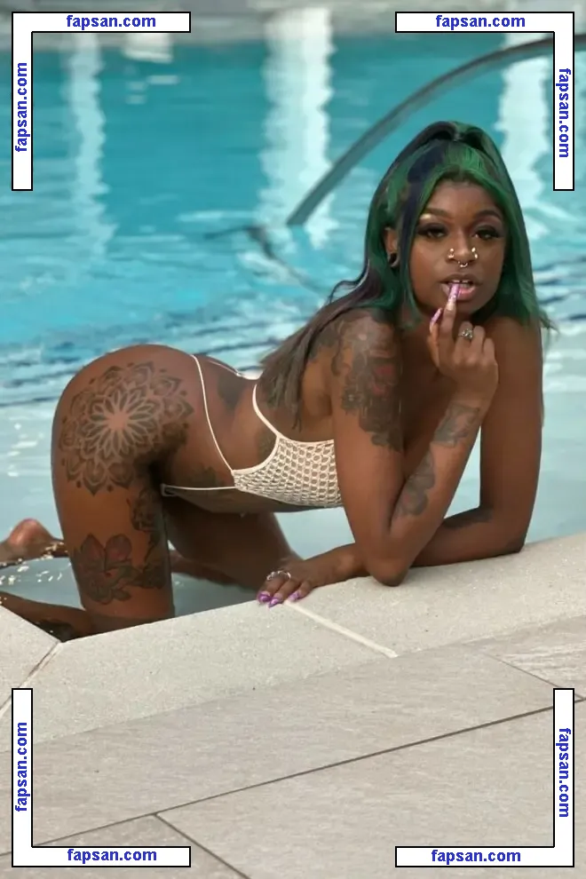 Yung Yannah nude photo #0006 from OnlyFans