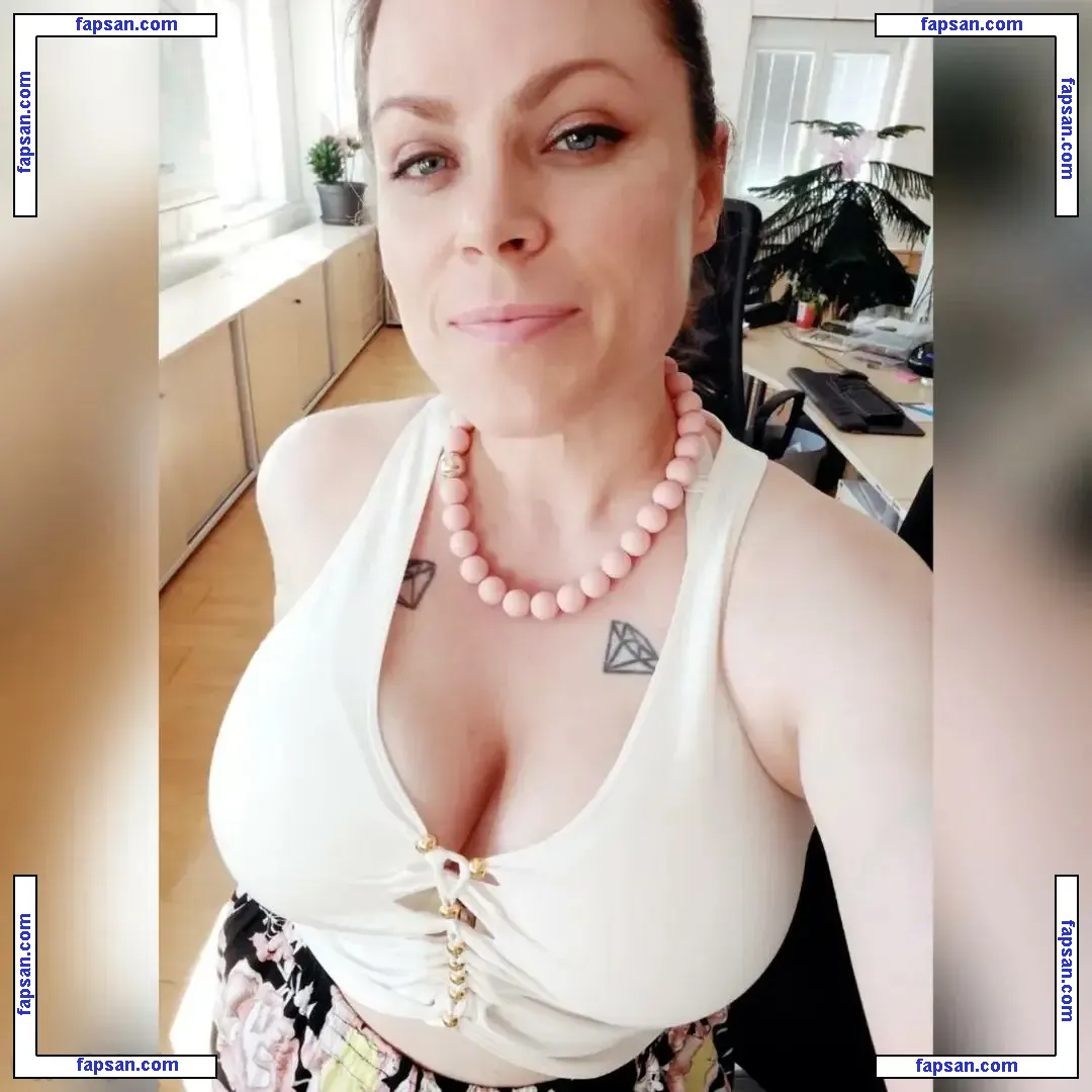 Yvonnekindl nude photo #0005 from OnlyFans